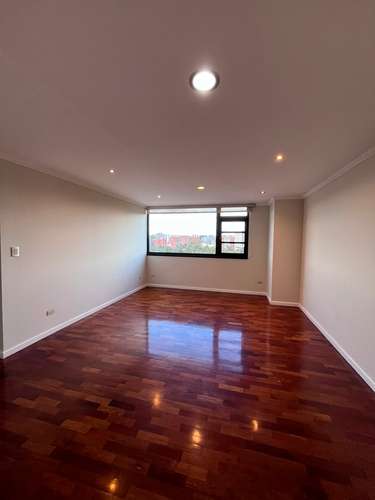 RENTA DE APARTAMENTO COMPLETAMENTE RENOVADO EN EDIFICIO SANTORINI, ZONA 14 - Imagen 16
