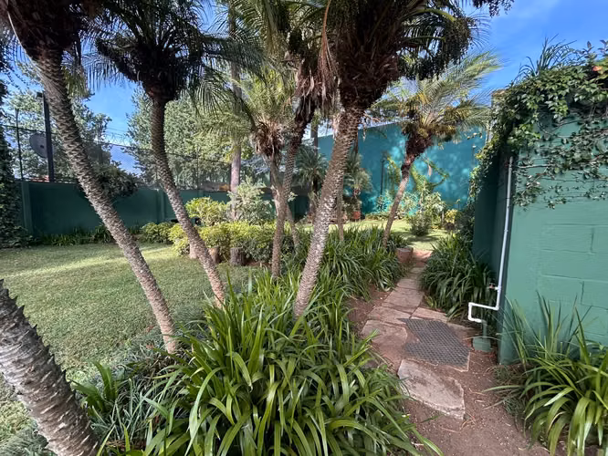 CASA EN VENTA EN CONDOMINIO ZONA 10 | AMPLIO PARQUEO | 6 PARQUEOS - Imagen 9