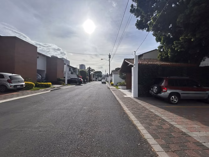 CASA EN VENTA EN CONDOMINIO ZONA 10 | AMPLIO PARQUEO | 6 PARQUEOS - Imagen 12