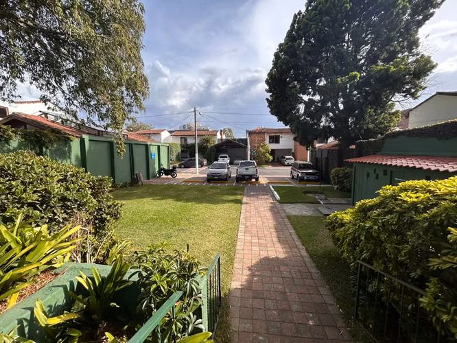 CASA EN VENTA EN CONDOMINIO ZONA 10 | AMPLIO PARQUEO | 6 PARQUEOS - Imagen 8