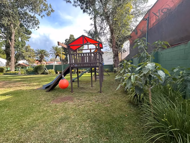 CASA EN VENTA EN CONDOMINIO ZONA 10 | AMPLIO PARQUEO | 6 PARQUEOS - Imagen 6