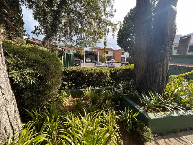 CASA EN VENTA EN CONDOMINIO ZONA 10 | AMPLIO PARQUEO | 6 PARQUEOS - Imagen 10