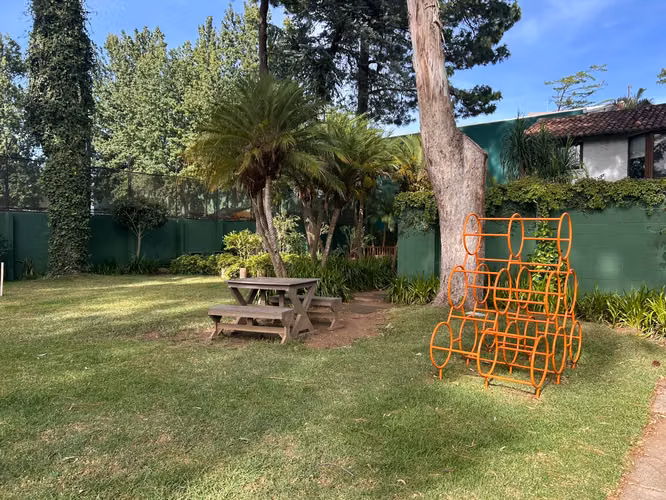 CASA EN VENTA EN CONDOMINIO ZONA 10 | AMPLIO PARQUEO | 6 PARQUEOS - Imagen 3
