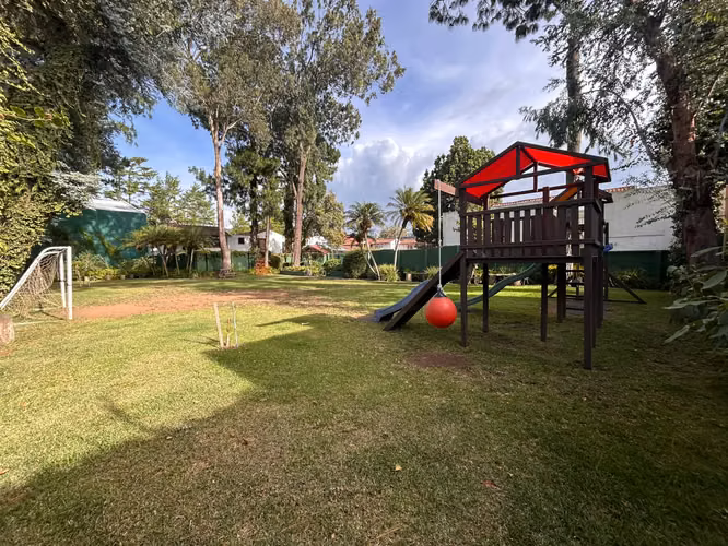CASA EN VENTA EN CONDOMINIO ZONA 10 | AMPLIO PARQUEO | 6 PARQUEOS