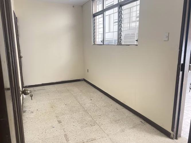 CASA PARA OFICINAS | 12 AMBIENTES | 23 PARQUEOS | EN COLONIA MARISCAL ZONA 11 | PV - Imagen 3