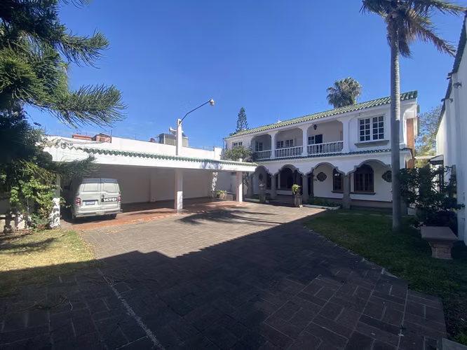 CASA PARA OFICINA | 13 AMBIENTES | 10 PARQUEOS | EN COLONIA MARISCAL, ZONA 11 | PV - Imagen 2