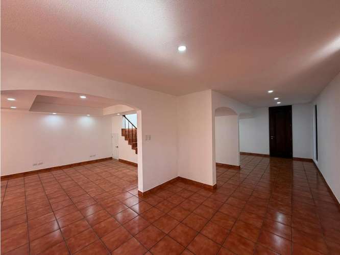  CASA EN RENTA – 4 HAB + JARDÍN  | SECTOR LA VILLA | ZONA 14 - Imagen 5