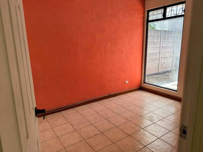 Amplia casa de 4 habitaciones, 2 baños, parqueo y servicios incluidos. - Imagen 6
