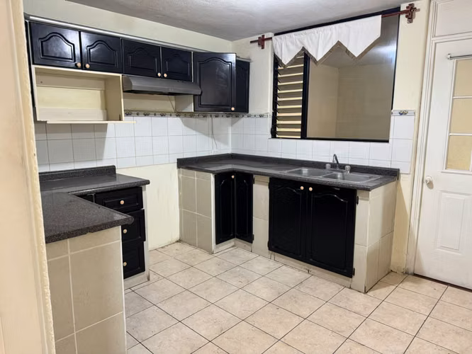 Amplia casa de 4 habitaciones, 2 baños, parqueo y servicios incluidos. - Imagen 14