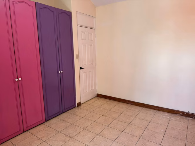 Amplia casa de 4 habitaciones, 2 baños, parqueo y servicios incluidos. - Imagen 9