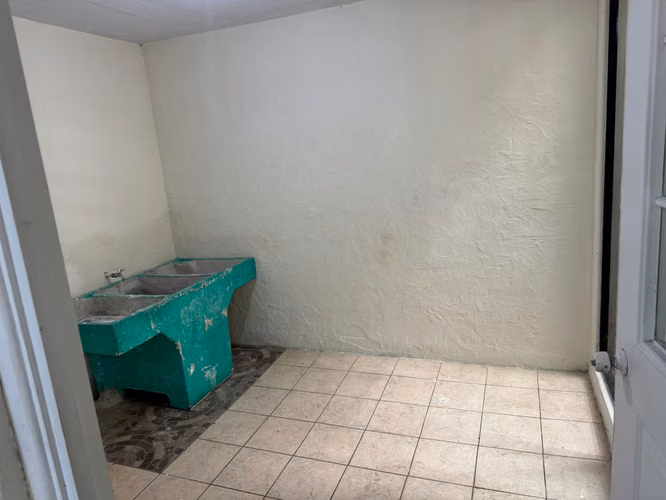 Amplia casa de 4 habitaciones, 2 baños, parqueo y servicios incluidos. - Imagen 15