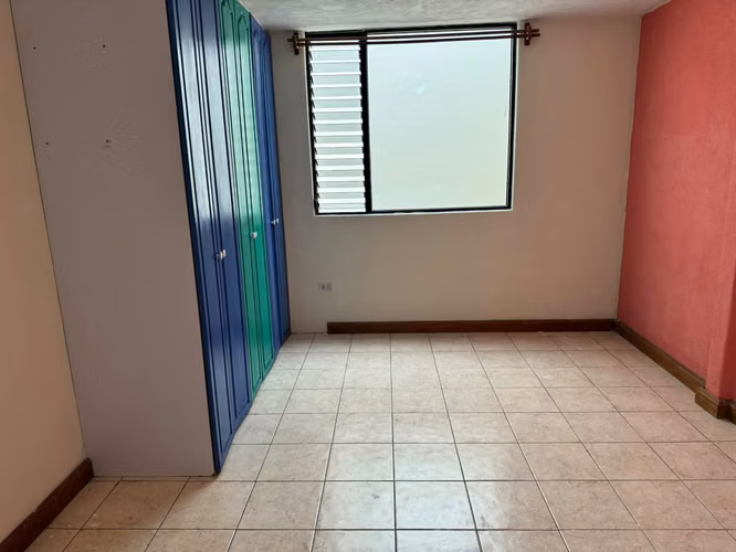 Amplia casa de 4 habitaciones, 2 baños, parqueo y servicios incluidos. - Imagen 10