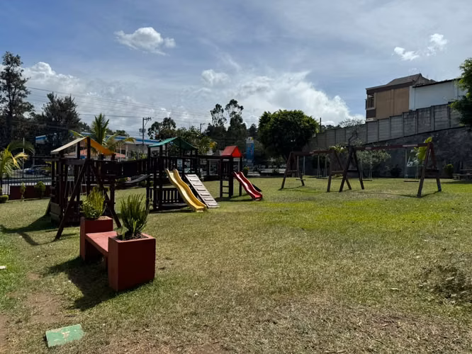 Amplia casa de 4 habitaciones, 2 baños, parqueo y servicios incluidos. - Imagen 16
