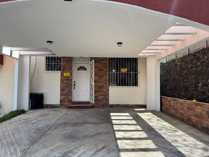 Amplia casa de 4 habitaciones, 2 baños, parqueo y servicios incluidos. - Imagen 4