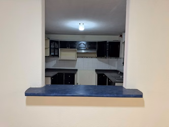 Amplia casa de 4 habitaciones, 2 baños, parqueo y servicios incluidos. - Imagen 7