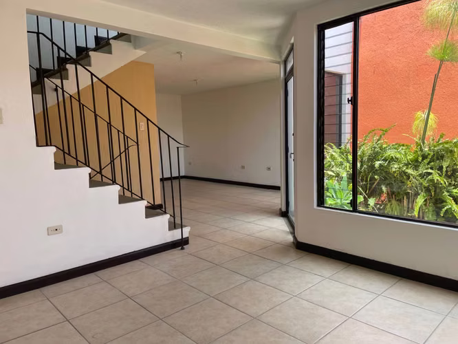 Alquilo Casa en Los Manatiales Km 19 a San José Pinula - Imagen 5