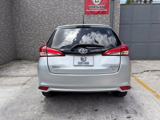 Toyota Yaris E de Agencia Modelo 2023 - Imagen 2