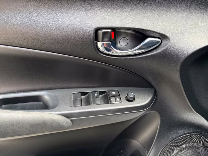 Toyota Yaris E de Agencia Modelo 2023 - Imagen 4