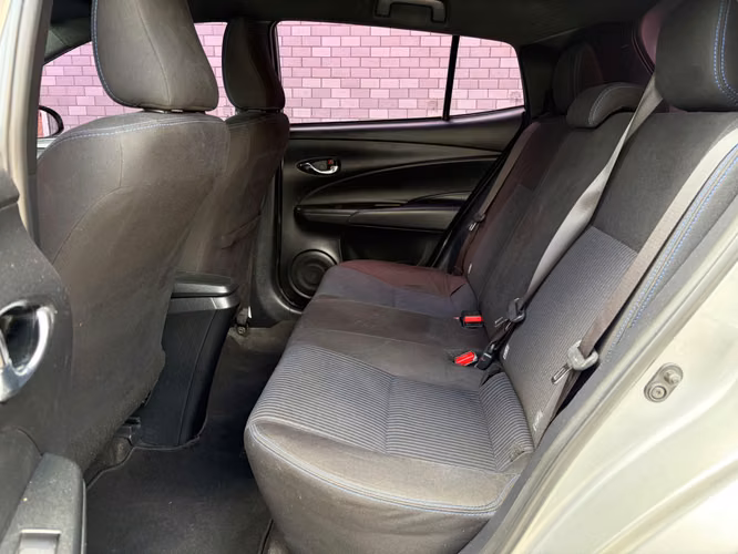 Toyota Yaris E de Agencia Modelo 2023 - Imagen 6