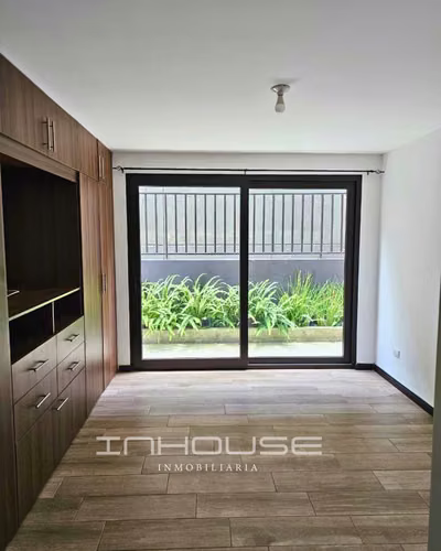 APARTAMENTO EN RENTA ZONA 16 PRIMER NIVEL CON PATIO CON JARDINERA - Imagen 6