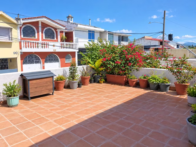 Venta de Casa de esquina en Lomas de Portugal Zona 1 de Mixco | Tiene apartamento independiente - Imagen 10