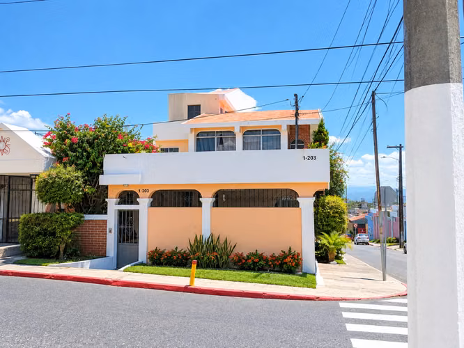 Venta de Casa de esquina en Lomas de Portugal Zona 1 de Mixco | Tiene apartamento independiente - Imagen 3