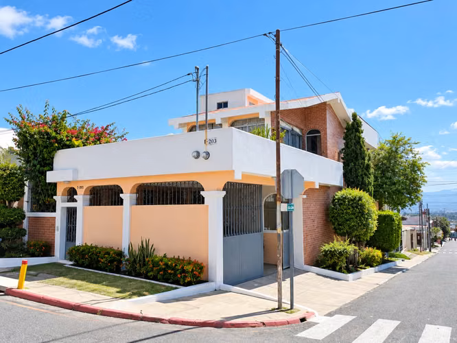 Venta de Casa de esquina en Lomas de Portugal Zona 1 de Mixco | Tiene apartamento independiente - Imagen 4