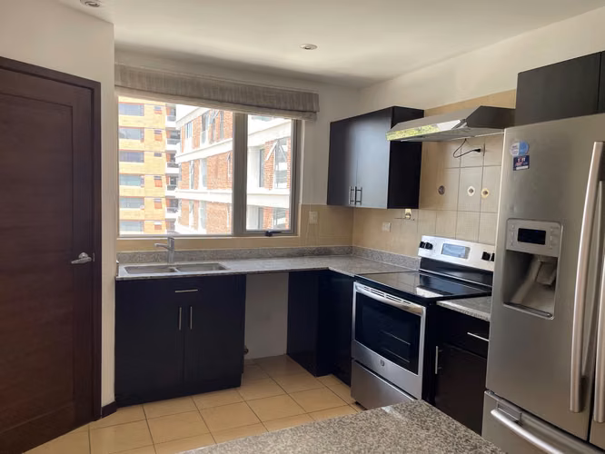 VENDO AMPLIO Y BELLO APARTTAMENTO TORRE QUATTRO, ZONA 14 - Imagen 3