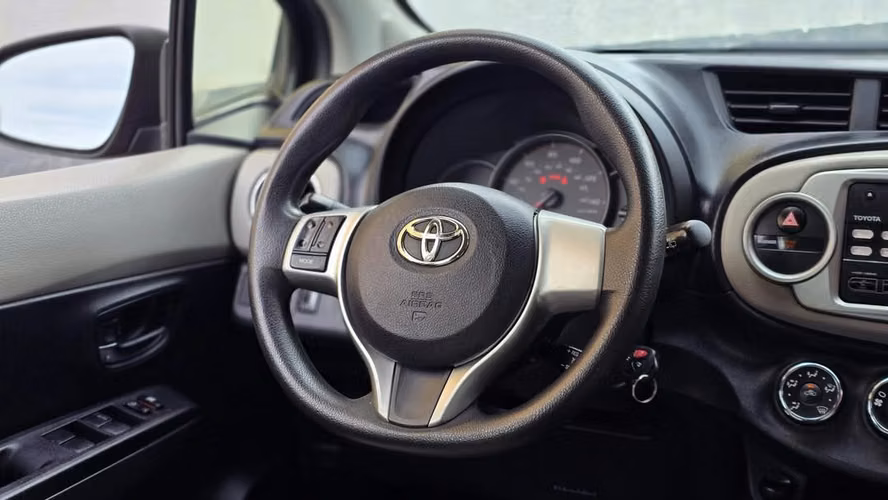 TOYOTA YARIS LE - Imagen 11