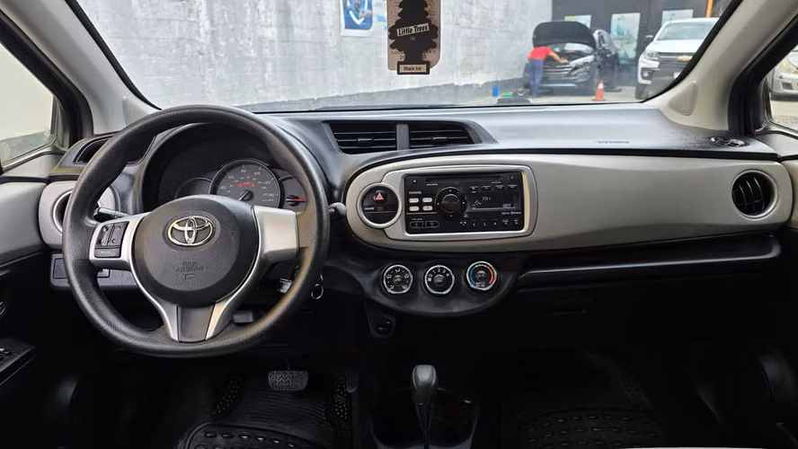 TOYOTA YARIS LE - Imagen 8