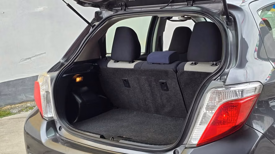TOYOTA YARIS LE - Imagen 10