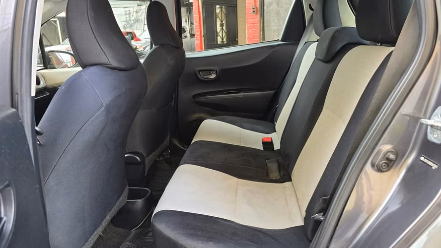 TOYOTA YARIS LE - Imagen 7