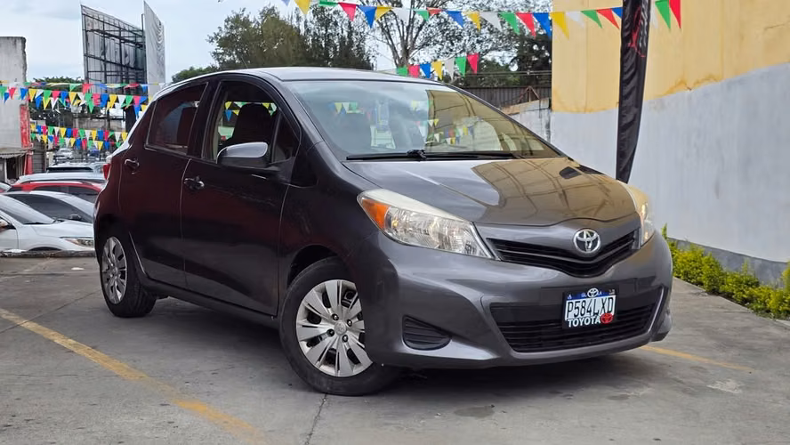 TOYOTA YARIS LE - Imagen 4