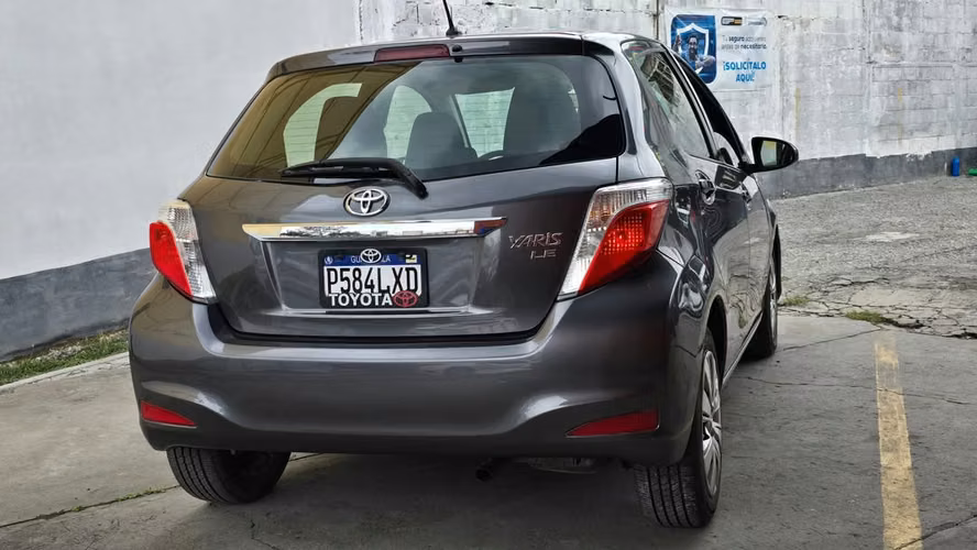 TOYOTA YARIS LE - Imagen 6