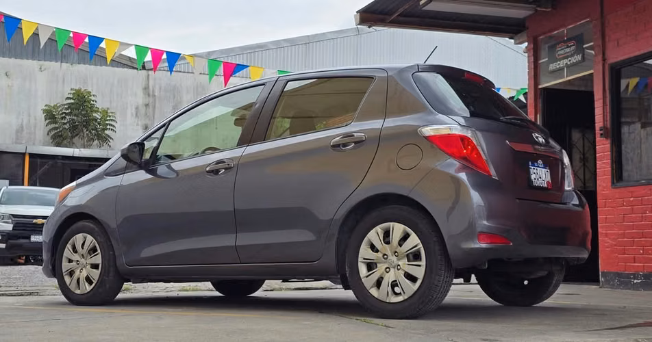 TOYOTA YARIS LE - Imagen 2