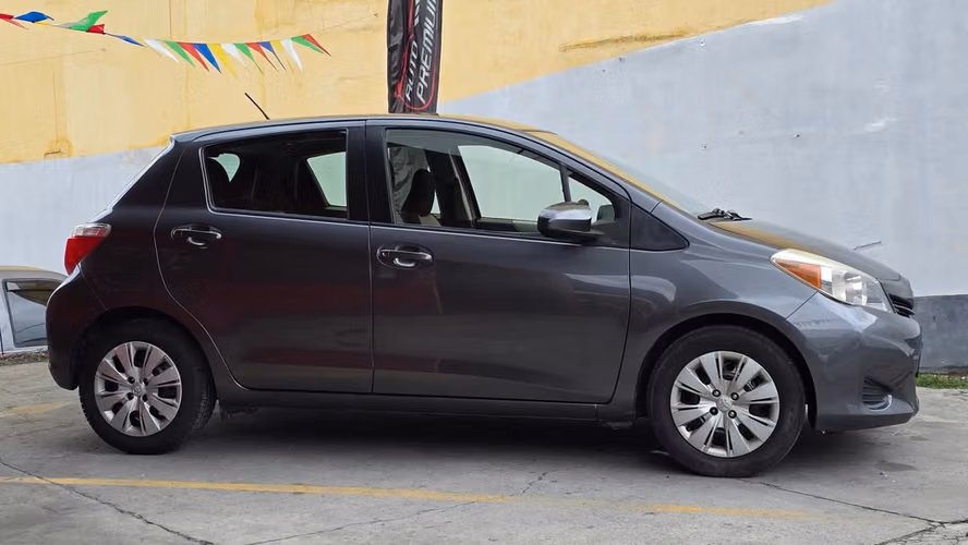TOYOTA YARIS LE - Imagen 3