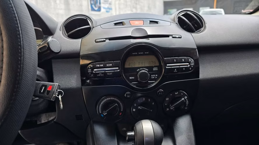 MAZDA 2 2014 - Imagen 11