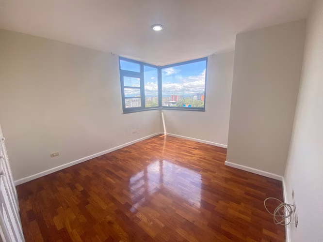 APARTAMENTO EN RENTA EN SANTORINI ZONA 14 NIVEL ALTO - Imagen 4