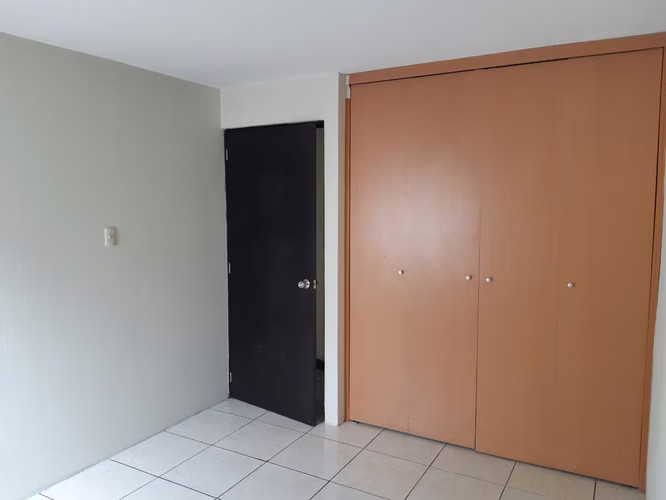 Casa en renta, dentro de Condominio con excelente ubicación, cerca de centros comerciales, bancos y universidades.