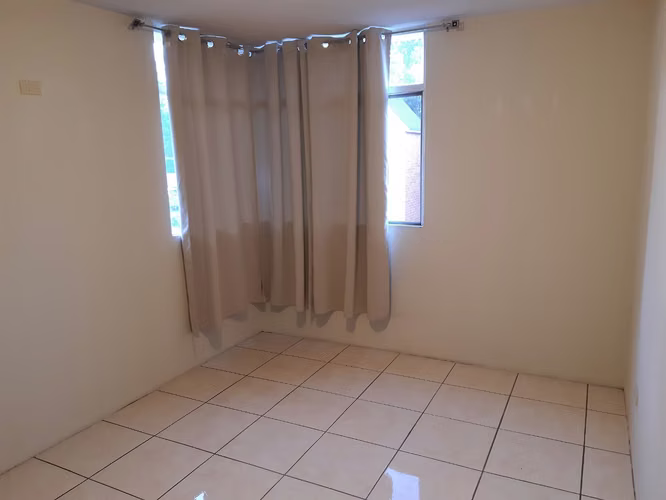 Casa en renta, dentro de Condominio con excelente ubicación, cerca de centros comerciales, bancos y universidades.
