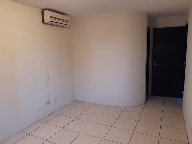 Casa en renta, dentro de Condominio con excelente ubicación, cerca de centros comerciales, bancos y universidades.
