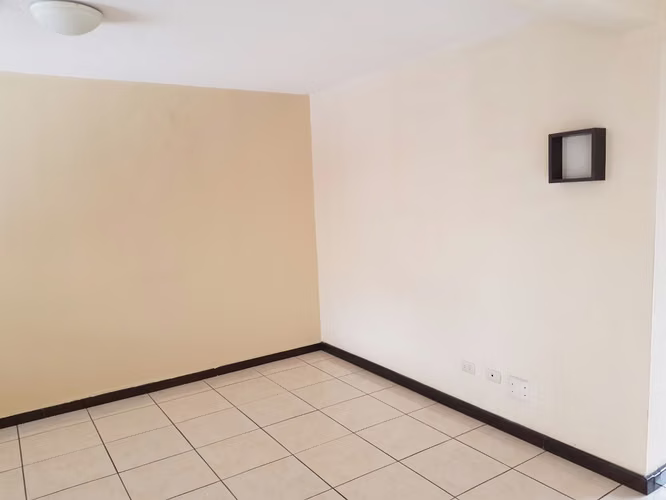 Casa en renta, dentro de Condominio con excelente ubicación, cerca de centros comerciales, bancos y universidades.
