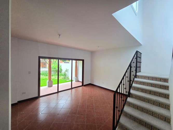 CASA EN VENTA EN ANTIGUA GUATEMALA DENTRO DE CONDOMINIO A 1.6 KM. DEL CENTRO DE LA ANTIGUA  - Imagen 2