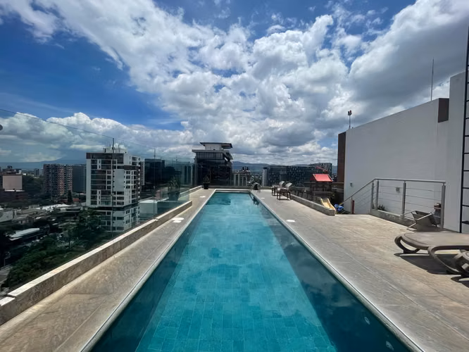 VENDO APARTAMENTO EN ZONA 10, PRIMER NIVEL, JARDIN PRIVADO - Miniatura 8