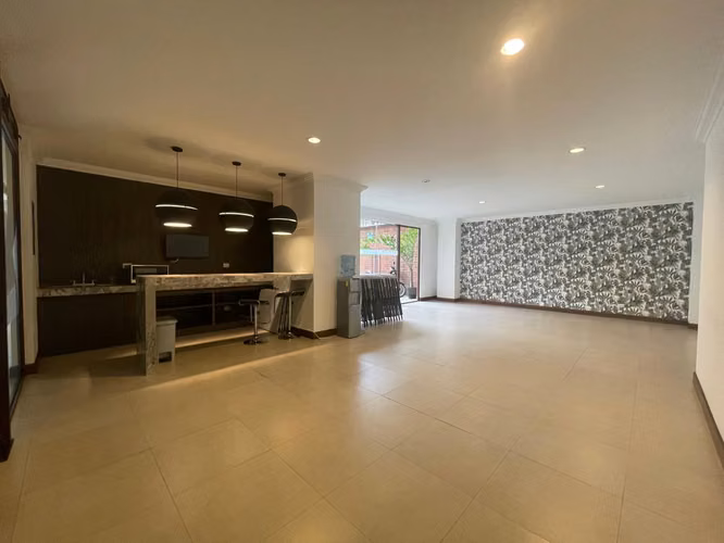 VENDO APARTAMENTO EN ZONA 10, PRIMER NIVEL, JARDIN PRIVADO - Miniatura 4