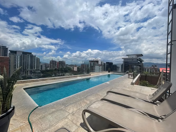 VENDO APARTAMENTO EN ZONA 10, PRIMER NIVEL, JARDIN PRIVADO