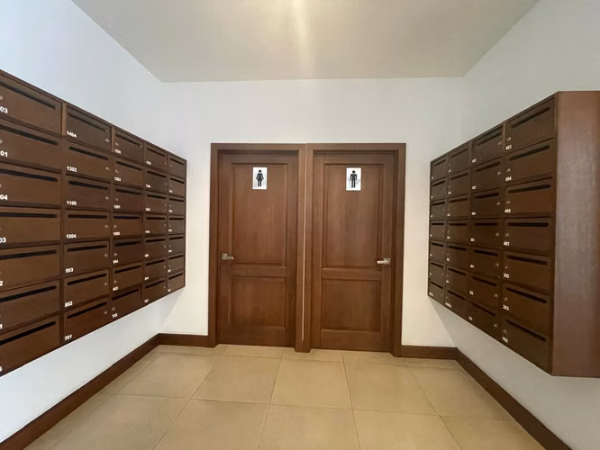 VENDO APARTAMENTO EN ZONA 10, PRIMER NIVEL, JARDIN PRIVADO - Miniatura 3