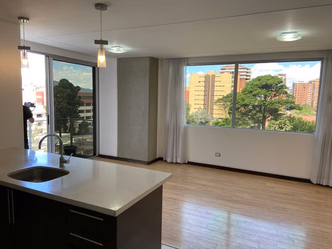 RENTA DE APARTAMENTO EN EDIFICIO TORRE 14, ZONA 14 - Imagen 4