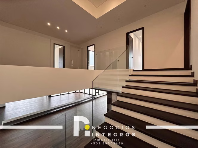 SPECTACULAR TWO-LEVEL PENTHOUSE FOR SALE – OAKLAND, ZONE 10