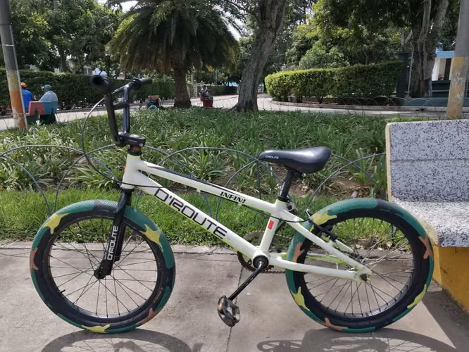 VENDO BICICLETA BMX #21 PARA BICICROSS O BMX FULL ALUMINIO PINTURA ORIGINAL AMERICANA POTE A PRECION LLANTAS NUEVAS 